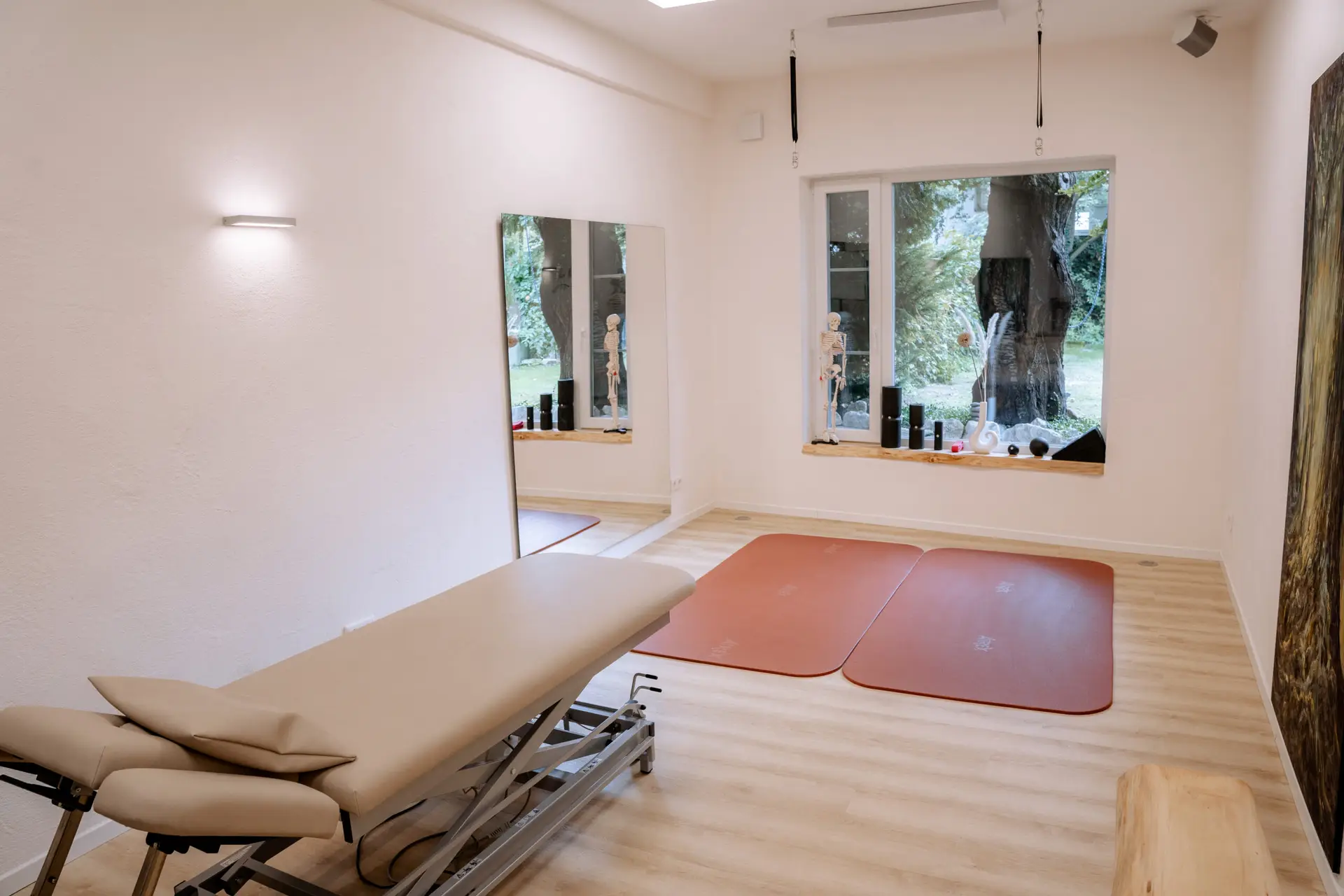 Der helle und freundliche Praxisraum von Schmerzfrei Viernheim bei Gabriele Cunskis.